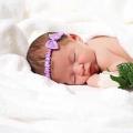 How to properly care for a newborn girl after the maternity hospital: development and the first month of life