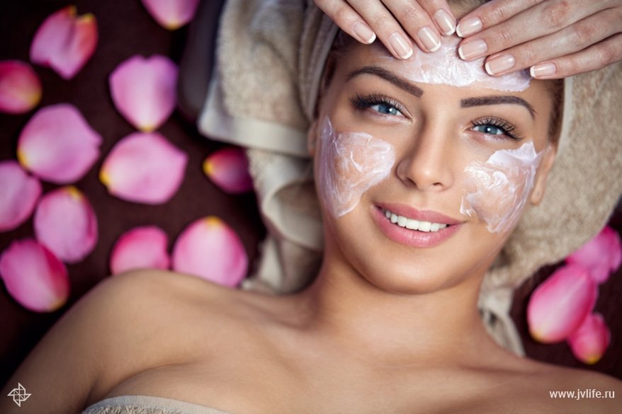 What is the difference between peeling and scrub and what is better for the face?